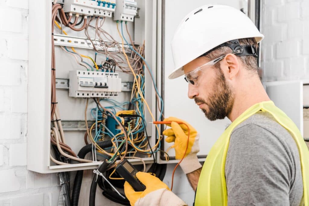 Électricien en action