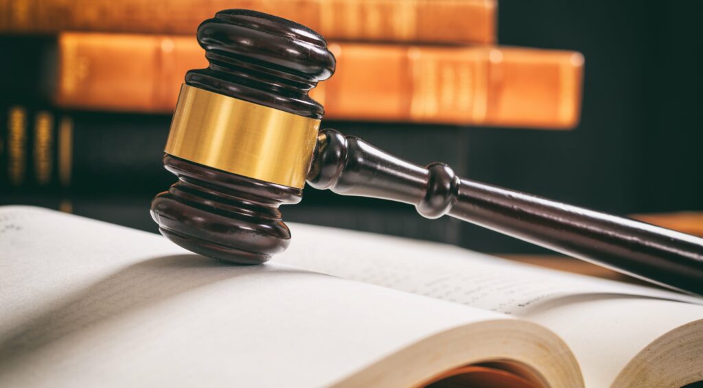 Marteau de juge sur livre de droit contrat sous-traitance